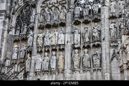 Statue des archevêques et apôtres sur le front ouest de la cathédrale de Rouen, Rouen, Normandie, France Banque D'Images