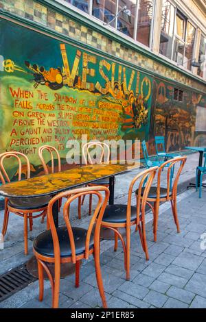 Le Vesuvio Café se trouve à l'angle de Columbus Avenue et Jack Kerouac Alley, à la lisière du quartier de North Beach à San Francisco, près de Chinatown. Banque D'Images
