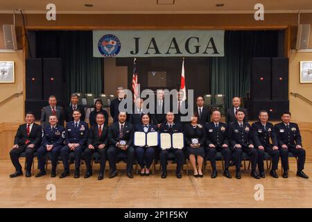 ÉTATS-UNIS Le sergent d'état-major de la Force aérienne Ashley Wyer et le sergent Seiji Abe de la Force d'autodéfense aérienne du Japon, tous deux récipiendaires du prix de l'Alliance de la Force aérienne Japon-Amérique 2022, posent pour une photo avec les dirigeants de la base aérienne de Misawa et les membres de la JAAGA lors d'une cérémonie de reconnaissance à la base aérienne de Misawa, au Japon, le 7 février 2023. Cette cérémonie a marqué la première fois en trois ans que la JAAGA a pu reconnaître en personne les lauréats du Prix JAAGA. Banque D'Images