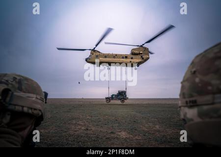 A ÉTATS-UNIS Le 25 janvier, l'armée Chinook lève un système d'armes Avenger lors de l'entraînement de chargement de harnais près de la côte de la mer Noire en Roumanie. Charlie Battery, 5th Bataillon, 4th Régiment d’artillerie de défense aérienne, a terminé l’entraînement de chargement de harnais sur leur site de déploiement avancé à l’appui du groupement tactique renforcé de l’OTAN en Roumanie. L'unité a pratiqué le chargement de harnais à la fois du radar Avenger et du radar Sentinel avec une équipe d'hélicoptères Chinook de Bravo Company, 2-501, 1AD CAB. Banque D'Images