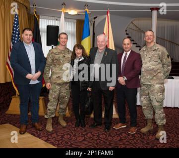 ÉTATS-UNIS La direction du commandement de la garnison de l'armée Rheinland-Pfalz a célébré les 60 ans de service fédéral combiné de M. Bob Bigelow lors de la cérémonie trimestrielle de remise de prix combinés, de grêle et de farewells, le 17 janvier 2023, au club Armstrong, Kaiserslautern, en Allemagne. De gauche à droite : M. Daniel Nagel, président du comité d'entreprise, le colonel Reid Furman, commandant de la garnison du RP de l'USAG, Mme Bigelow, M. Bob Bigelow, M. Paul Hossenlopp, commandant adjoint du RP de l'USAG et Sgt. De commandement Stephen LaRocque, RP de l'USAG. Banque D'Images