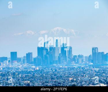 3 mars 2023, Los Angeles, CA, Etats-Unis : vue sur le centre-ville DE LOS Angeles avec le sommet enneigé du mont Baldy et les montagnes San Gabriel derrière lui, à Los Angeles, Banque D'Images