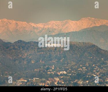 3 mars 2023, Los Angeles, CA, Etats-Unis: Une vue floue du panneau Hollywood avec des montagnes couvertes de neige derrière elle à Los Angeles, CA. Banque D'Images