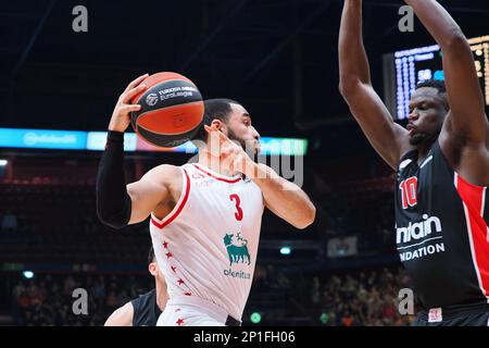 Milan, Italie. 03rd mars 2023. Naz Mitrou-long (EA7 Emporio Armani Olimpia Milano) contrecarré par Moustapha Fall (Olympiacos Pirée) pendant EA7 Emporio ArmaniMilano vs Olympiacos, Championnat d'Euroligue de basket-ball à Milan, Italie, 03 mars 2023 Credit: Independent photo Agency/Alamy Live News Banque D'Images