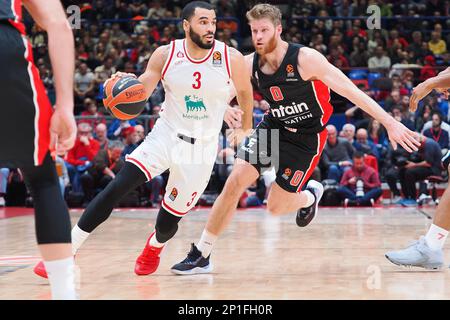 Milan, Italie. 03rd mars 2023. Naz Mitrou-long (EA7 Emporio Armani Olimpia Milano) RE Thomas Walkup (Olympiacos Pirée) pendant EA7 Emporio ArmaniMilano contre Olympiacos, Championnat d'Euroligue de basket-ball à Milan, Italie, 03 mars 2023 Credit: Agence de photo indépendante/Alamy Live News Banque D'Images