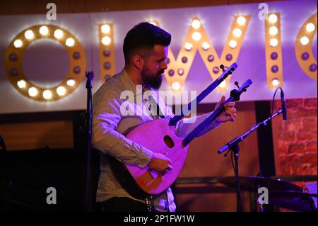 3rd mars 2023. Londres, Royaume-Uni. Arsenal de sons : Olcay Bayir et Noga Ritter deux artistes fabuleux vivent à Woolwich Works. RHYTHM Passport souhaite faire passer le mot sur un appel de dons pour soutenir les populations vivant dans les régions de Turquie et de Syrie touchées par le tremblement de terre. Collecte de fonds pour les efforts de secours en Turquie et en Syrie tremblement de terre 2023 au Visiteurs' Book café. Banque D'Images