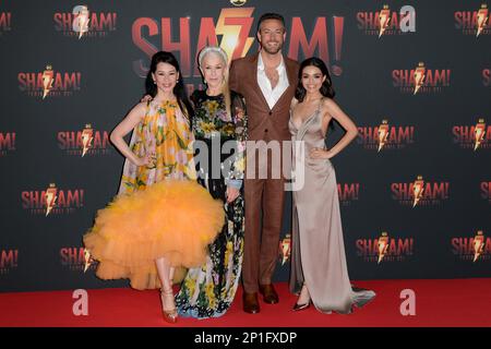 Rome, Italie. 03rd mars 2023. Lucy Liu (l), Helen Mirren (c), Zachary Levi (c) et Rachel Zegler (r) assistent au tapis rouge de la première du film 'Khazam Furia degli dei' au Space Cinema Moderno. Crédit : SOPA Images Limited/Alamy Live News Banque D'Images