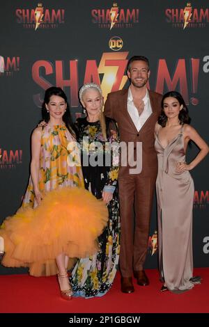 Rome, Italie. 03rd mars 2023. Lucy Liu (l), Helen Mirren (c), Zachary Levi (c) et Rachel Zegler (r) assistent au tapis rouge de la première du film 'Khazam Furia degli dei' au Space Cinema Moderno. (Photo de Mario Cartelli/SOPA Images/Sipa USA) crédit: SIPA USA/Alay Live News Banque D'Images