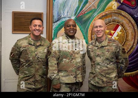 Le Sgt. Principal Justin Stoltzfus, chef de commandement de l'escadre de la base aérienne 39th, à gauche, le lieutenant-colonel Dwayne Johnson, 39th aumônier de l'ABW, au centre, et le colonel Calvin Powell, commandant de l'ABW 39th, prennent une photo de groupe devant un tableau donné lors d'une cérémonie de dévoilement à la base aérienne d'Incirlik, en Turquie, le 09 janvier 2023. Jones a créé et donné la peinture au refuge du Titan en tant que représentation de l’ethos guerrier. Les 39th membres de l'ABW sont formés et équipés pour être prêts, fiables et réactifs à la puissance mondiale du projet grâce à la dissuasion stratégique, à un soutien de combat agile et à des partenariats durables pour défendre l'US int Banque D'Images