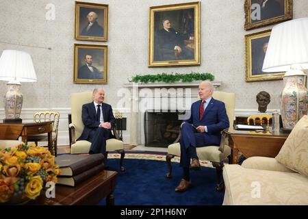 Le président des États-Unis Joe Biden tient une réunion bilatérale avec le chancelier allemand OLAF Scholz dans le bureau ovale de la Maison Blanche sur 3 mars 2023 à Washington, DC.Credit: Oliver Contreras/Pool via CNP /MediaPunch Banque D'Images