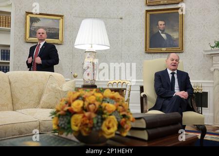 Le chancelier allemand OLAF Scholz parle lors d'une réunion bilatérale avec les États-Unis Le président Joe Biden dans le bureau ovale de la Maison Blanche sur 3 mars 2023 à Washington, DC.Credit: Oliver Contreras/Pool via CNP /MediaPunch Banque D'Images