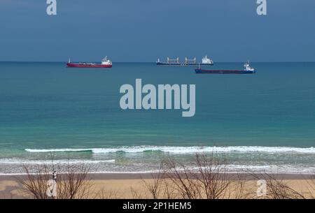 Navires ancrés attendant d'entrer dans le port de Santander Cantabria Espagne un matin d'hiver Banque D'Images