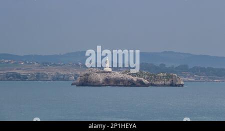 L'île de Moors et la maison de lumière Isla del Mouro à l'entrée de la baie de Santander lumière du matin Santander Cantabria Espagne Banque D'Images