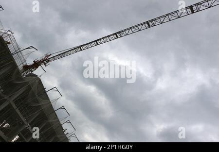 Chantier de construction d'un nouveau bloc d'appartements en béton armé avec une tour grue Santander Cantabria Espagne Banque D'Images