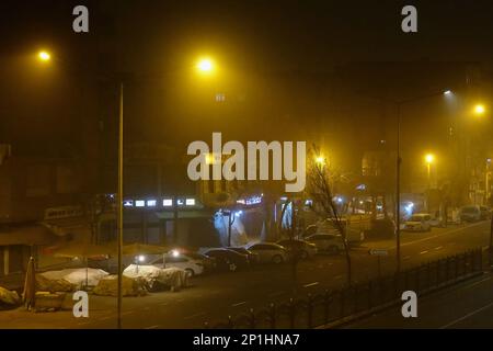 Diyarbakir, Turquie. 04th mars 2023. Une vue sur la ville de Diyarbakir reprise par une tempête de poussière. Les rues vues désertes en raison de la difficulté par les usagers de la route à faire un chemin clair sur la route et beaucoup vivent dans la crainte de nouveaux tremblements de terre. Les régions de Turquie touchées par des tremblements de terre graves ont été touchées par des tempêtes de poussière intenses. Les tempêtes de poussière ont commencé vendredi à midi dans les villes situées entre Adana, à l'ouest de la région, et Diyarbakir, à l'est, qui ont toutes été touchées par le tremblement de terre. L'émergence de la tempête de poussière, qui est habituellement vue en été dans la région, en hiver et anormalement élevé Banque D'Images