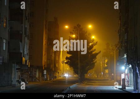 Une vue sur la ville de Diyarbakir reprise par une tempête de poussière. Les rues vues désertes en raison de la difficulté par les usagers de la route à faire un chemin clair sur la route et beaucoup vivent dans la crainte de nouveaux tremblements de terre. Les régions de Turquie touchées par des tremblements de terre graves ont été touchées par des tempêtes de poussière intenses. Les tempêtes de poussière ont commencé vendredi à midi dans les villes situées entre Adana, à l'ouest de la région, et Diyarbakir, à l'est, qui ont toutes été touchées par le tremblement de terre. L'émergence de la tempête de poussière, qui est habituellement vue en été dans la région, en hiver et la température anormalement élevée de l'air au-dessus de l'assaisonnement Banque D'Images