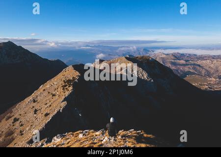 Belle vue aérienne du parc national de Lovcen, vue du mont Lovcen, pont d'observation du mausolée de Njegos, Monténégro par beau temps, avec du bleu Banque D'Images