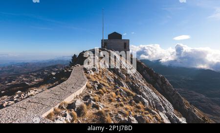 Belle vue aérienne du parc national de Lovcen, vue du mont Lovcen, pont d'observation du mausolée de Njegos, Monténégro par beau temps, avec du bleu Banque D'Images