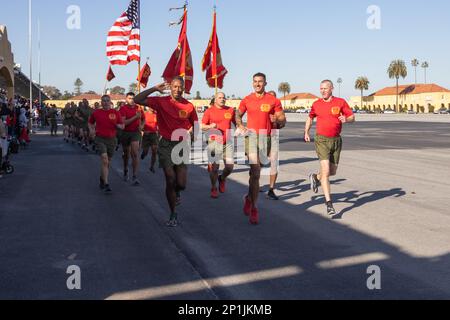 ÉTATS-UNIS Marines avec Marine corps Recruit Depot (MCRD) San Diego, dirige de nouvelles Marines avec Bravo Company, 1st Recruit Training Battalion, sur une course de motivation au MCRD San Diego, le 19 janvier 2023. Les Marines qui étaient à la tête du front étaient responsables de la formation et de l'organisation du bataillon de formation des 3rd recrues. Banque D'Images