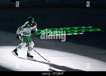 Le Dakota du Nord Fighting Hawks Forward Jake Schmaltz (8) est présenté avant un match de hockey masculin de la NCAA entre les Omaha Mavericks et l'Université du Dakota du Nord Fighting Hawks à Ralph Engelstad Arena, Grand Forks, ND vendredi, 3 mars 2023. Par Russell Hons/CSM Banque D'Images