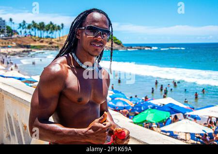 Homme noir athlétique posé devant la mer à Salvador de Bahia, Brésil Banque D'Images