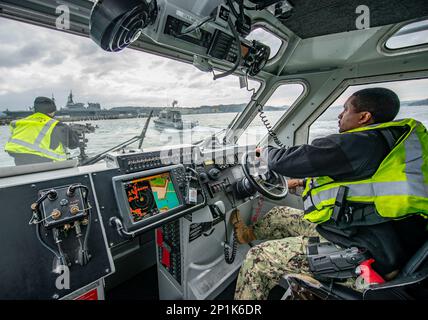 Capitaine d’armes 2nd classe Keenan Martin et maître d’armes 2nd classe Mitchell Clark intercepte un navire ennemi simulé lorsqu’il tente d’obtenir un accès non autorisé aux activités du commandant de la flotte Sasebo (CFAS) au cours de l’évaluation régionale de l’installation (SACR) au CFAS, le 15 février 2023. Le SACR fait partie du cycle d’entraînement et de certification du commandant, Marine installations Command (CNIC), de la Force de sécurité de la Marine, qui teste l’intervention et l’état de préparation de la force de sécurité d’une installation. Banque D'Images