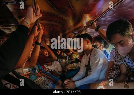 3 mars 2023, région métropolitaine de Manille, région de la capitale nationale, Philippines : les passagers sont assis à l'intérieur d'un jeepney de banlieue traditionnel dans la région métropolitaine de Manille, Philippines, sur 3 mars 2023. Depuis des décennies, les navetteurs se sont appuyés sur le jeepney, un moyen de transport dynamique et emblématique aux Philippines. Elle est considérée comme une représentation emblématique du transport philippin et est devenue un symbole national. Les premières jeepneys ont été transformées en jeeps militaires américains abandonnés aux Philippines après la Seconde Guerre mondiale en véhicules de transport public uniques pouvant accueillir jusqu'à 20 passants Banque D'Images