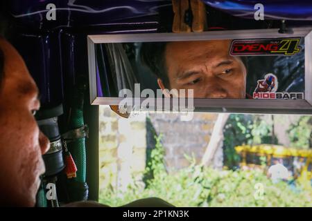 3 mars 2023, Grand Manille, région de la capitale nationale, Philippines : Benoît, Un chauffeur de jeepney, reposez-vous à l'intérieur d'un jeepney dans la ville d'Antipolo, aux Philippines, sur 3 mars 2023. Depuis des décennies, les navetteurs se sont appuyés sur le jeepney, un moyen de transport dynamique et emblématique aux Philippines. Elle est considérée comme une représentation emblématique du transport philippin et est devenue un symbole national. Les premières jeepneys ont été transformées en jeeps militaires américains abandonnés aux Philippines après la Seconde Guerre mondiale en véhicules de transport public uniques pouvant accueillir jusqu'à 20 passagers. Activé Banque D'Images