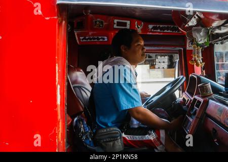 3 mars 2023, région métropolitaine de Manille, région de la capitale nationale, Philippines : Mark, Un chauffeur de jeepney, conduire un jeepney traditionnel pour transporter des passagers dans la région métropolitaine de Manille, aux Philippines, sur 3 mars 2023. Depuis des décennies, les navetteurs se sont appuyés sur le jeepney, un moyen de transport dynamique et emblématique aux Philippines. Elle est considérée comme une représentation emblématique du transport philippin et est devenue un symbole national. Les premières jeepneys ont été convertis en jeeps militaires américains abandonnés aux Philippines après la Seconde Guerre mondiale en véhicules de transport public uniques qui pouvaient accueillir u Banque D'Images