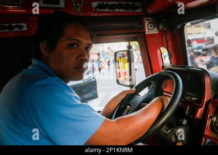 3 mars 2023, région métropolitaine de Manille, région de la capitale nationale, Philippines : Mark, Un chauffeur de jeepney, conduire un jeepney traditionnel pour transporter des passagers dans la région métropolitaine de Manille, aux Philippines, sur 3 mars 2023. Depuis des décennies, les navetteurs se sont appuyés sur le jeepney, un moyen de transport dynamique et emblématique aux Philippines. Elle est considérée comme une représentation emblématique du transport philippin et est devenue un symbole national. Les premières jeepneys ont été convertis en jeeps militaires américains abandonnés aux Philippines après la Seconde Guerre mondiale en véhicules de transport public uniques qui pouvaient accueillir u Banque D'Images