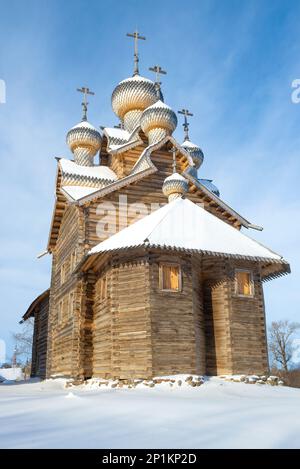 Ancienne église en bois de l'Epiphany en gros plan le jour ensoleillé de février. Paltosa. Région de Vologda, Russie Banque D'Images