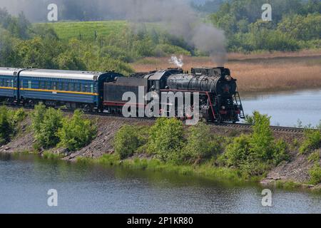 SORTAVALA, RUSSIE - 11 JUIN 2022 : ancienne locomotive à vapeur soviétique de la série 'LV' avec le train 'Ruskeala Express' Banque D'Images