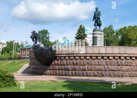 TVER, RUSSIE - 15 JUILLET 2022 : monument au voyageur russe Afanasy Nikitin le jour ensoleillé de juillet Banque D'Images