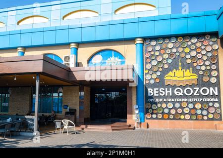 TACHKENT, OUZBÉKISTAN - 04 SEPTEMBRE 2022 : à l'entrée du centre de pilaf d'Asie centrale 'Besh Qozon' Banque D'Images