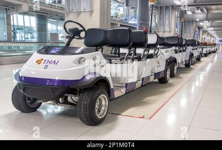 BANGKOK, THAÏLANDE, SEP 15 2022, Un convoi de voitures électriques garées dans un terminal d'aéroport Banque D'Images