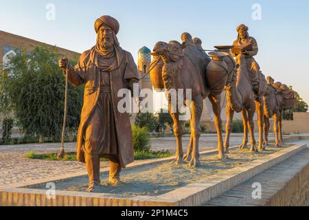 KHIVA, OUZBÉKISTAN - 06 SEPTEMBRE 2022: Composition sculpturale 'Caravan' le matin ensoleillé. La ville intérieure d'Ichan-Kala Banque D'Images