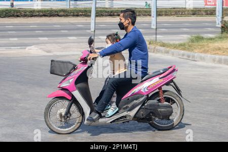 SAMUT PRAKAN, THAÏLANDE, 29 2023 JANVIER, Un homme avec une petite fille conduit une moto. Banque D'Images