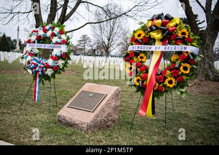 Une cérémonie de pose de couronnes a lieu au monument de la bataille des Budge, dans la section 46, cimetière national d'Arlington, Arlington, Virginie, le 25 janvier, 2023. La cérémonie commémore la fin de la bataille des Ardennes à cette date en 1945. La bataille des Ardennes, décrite par Winston Churchill comme « sans aucun doute la plus grande bataille américaine » de la Seconde Guerre mondiale, s'est déroulée dans la région forestière des Ardennes, en Belgique et au Luxembourg, de 16 décembre 1944 à 25 janvier 1945. La dernière contre-offensive allemande majeure sur le front occidental, elle s'est achevée par la victoire des forces alliées sous le commandement du général DWI Banque D'Images