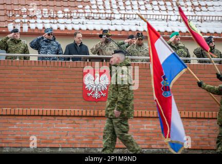 Les soldats croates du contingent croate de 10th, Thunder, et du contingent croate de 11th, Panzer Battery, affectés au groupement tactique de présence avancée renforcée de l'OTAN, Pologne, organisent un défilé de passage à l'examen pendant la cérémonie de remise, à Bemowo Piskie, en Pologne, le 24 janvier 2023. L'armée croate est fière de travailler aux côtés de la Division d'infanterie de 1st, des alliés de l'OTAN et des partenaires de sécurité régionaux pour fournir des forces crédibles au corps V, sous le commandement du corps déployé avancé de l'Amérique en Europe. Banque D'Images