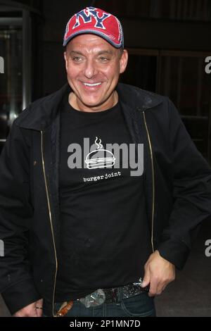 **PHOTO DE FICHIER** Tom Sizemore est décédé à 61. NEW YORK, NY - AVRIL 18 : Tom Sizemore à Sirius XM à New York. 18 avril 2013. Credit RW/MediaPunch Inc Banque D'Images