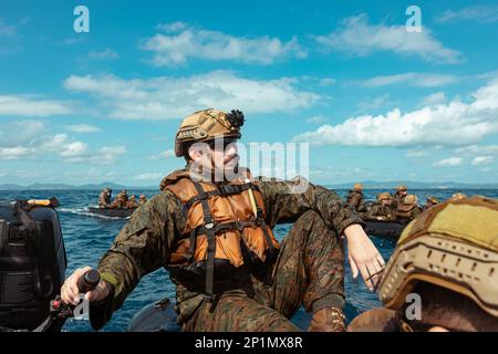 ÉTATS-UNIS Le Sgt Nicholas Agrilleo, Marine d'infanterie avec Battalion Landing Team 1/4, 31st Marine Expeditionary Unit, se prépare à monter à bord du navire de transport amphibie USS Green Bay (LPD-20) dans la mer des Philippines, le 8 février 2023. Les Marines ont mené un exercice de raid en bateau qui a augmenté leur compétence pour sécuriser le terrain contesté et permettre aux forces amicales de progresser de navire à terre. Le MEU 31st opère à bord de navires du America Amphiobie Ready Group dans la zone d'opérations de la flotte 7th afin d'améliorer l'interopérabilité avec les alliés et les partenaires et de servir de force de réaction prête à l'emploi Banque D'Images