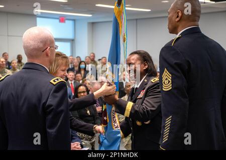 ÉTATS-UNIS Le major général de l’armée Telita Crosland devient le quatrième directeur de l’Agence de santé de la Défense lors d’une cérémonie qui s’est tenue à Falls Church, en Virginie, le 3 janvier. Le Crosland succède aux États-Unis Général de l'armée (Dr) Ronald place, qui a été directeur depuis octobre 2019. Banque D'Images