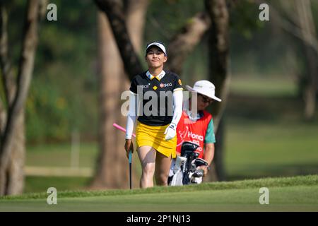 Pattaya, THAÏLANDE. 24th février 2023. Atthaya Thitikul de THAÏLANDE marche sur le vert au trou 1 pendant le tour 2nd à la Honda LPGA Thaïlande 20 Banque D'Images