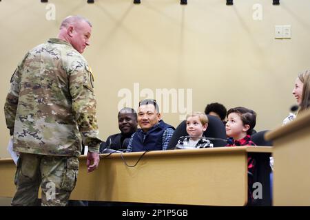 Le général de division Bob Harter, commandant général de la Division de préparation 81st, parle avec les membres de la famille tout en organisant une cérémonie de réenrôlement de masse au QG de la Division samedi. Une équipe de conseillers en carrière de trois bataillons du Groupe des carrières de la Réserve de l'Armée de terre a aidé à organiser cet événement en appelant environ 500 soldats qui étaient dans leur fenêtre de réenrôlement. Plus de 20 soldats représentant plus de 10 unités ont participé à cette cérémonie. Le général de division Harter a pris le temps de parler à tous les membres de la famille qui sont venus pour soutenir leur soldat. Après la cérémonie, Harter a parlé à l'armée Banque D'Images