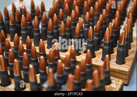 Mouler les balles dans des racks en bois dans l'atelier de production Banque D'Images