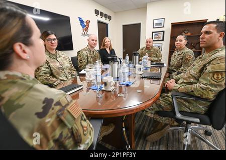 Le colonel Taona Enriquez, à gauche, commandant de l'installation, parle avec Brig. Le général Frank R. Verdugo, au centre, directeur, opérations budgétaires et personnel, sous-secrétaire adjoint de la Force aérienne pour le budget, lors d'une visite à la base aérienne Hanscom, Mass., 1 février. À Hanscom , Verdugo a rencontré des membres du Groupe de la base aérienne 66th et du 66th e Escadron de contrôleur pour en apprendre davantage sur les défis, les enjeux et les grands succès de la gestion financière au sein de l'ABG. Banque D'Images