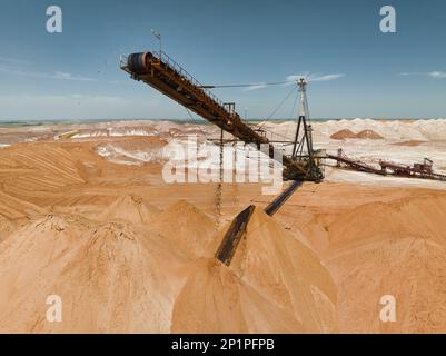 Épandeur et gerbeur à courroie pour le transport du sable et du gravier Banque D'Images