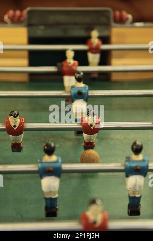 Le baby-foot, communément appelé fuzboll ou foosball (comme dans le Fußball allemand 'football') et parfois le baby-foot, est un jeu de table qui est loos Banque D'Images