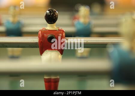 Le baby-foot, communément appelé fuzboll ou foosball (comme dans le Fußball allemand 'football') et parfois le baby-foot, est un jeu de table qui est loos Banque D'Images