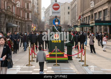 SHANGHAI, CHINE - 3 MARS 2023 - des policiers armés montent la garde le long du centre commercial piétonnier Nanjing Road sur le Bund à Shanghai, Chine, le 3 mars 20 Banque D'Images